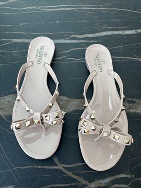 Valentino Garavani Nude Patent Leather Rockstud Bow Sandals